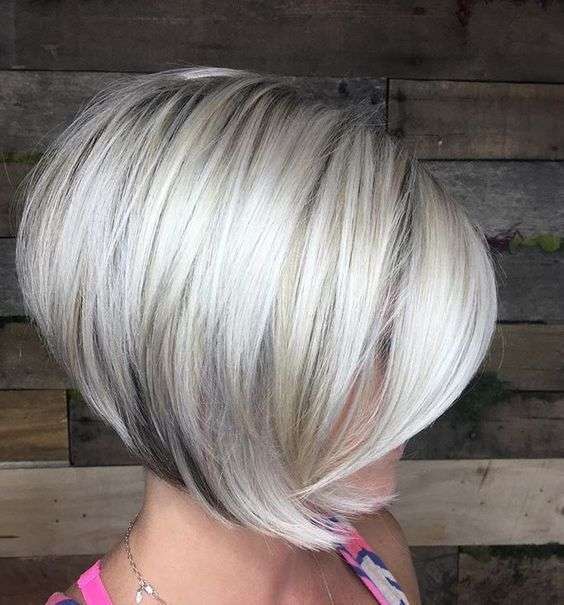 Shatush grigio bianco su capelli scuri