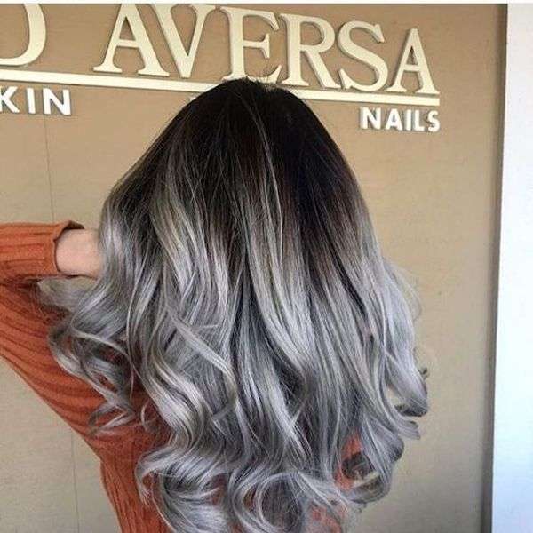 Shatush grigio chiaro su capelli castano scuro