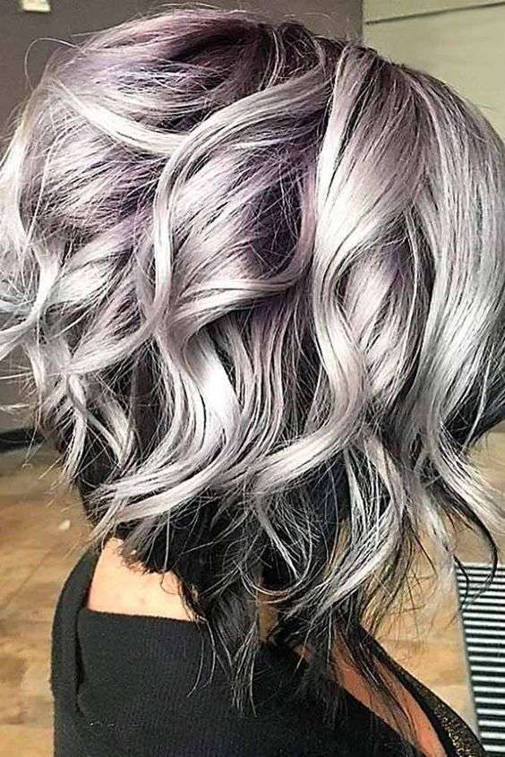 Shatush grigio viola su capelli corti e ricci