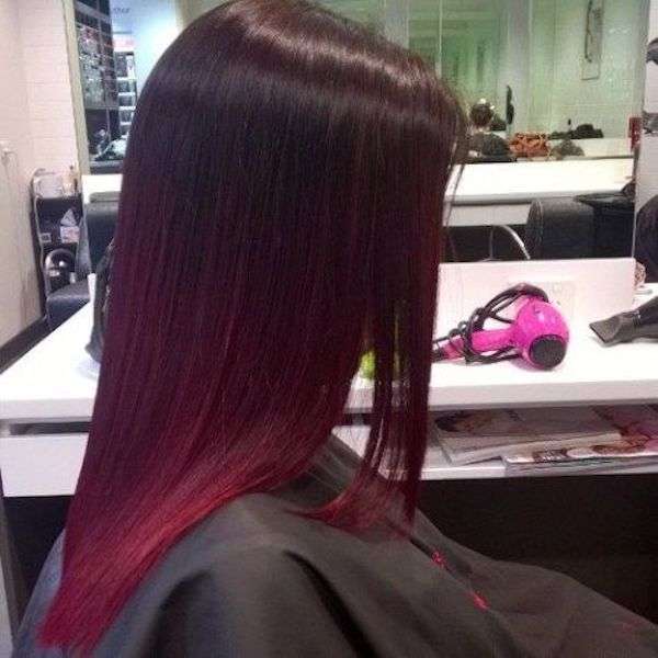 Shatush rosso ciliegia su capelli neri lisci