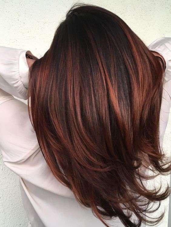 Shatush rosso rame su capelli castani lisci