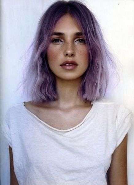 Shatush viola e bianco su capelli castani