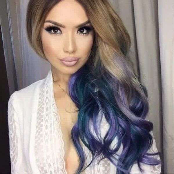 Shatush viola e blu su capelli biondi