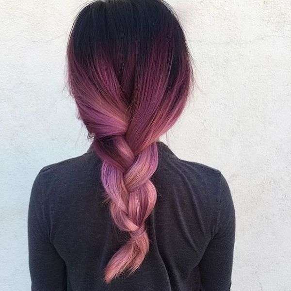 Shatush viola e rosa su capelli scuri