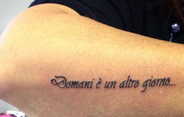 Tatuaggio con frase corta sulla vita