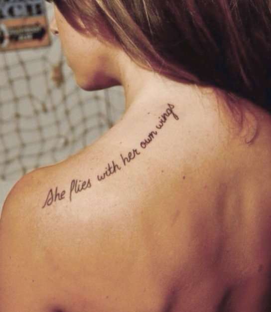 Tatuaggio con frase in inglese sulla vita