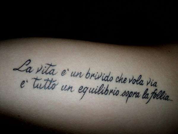 Tatuaggio con frase in italiano sulla vita