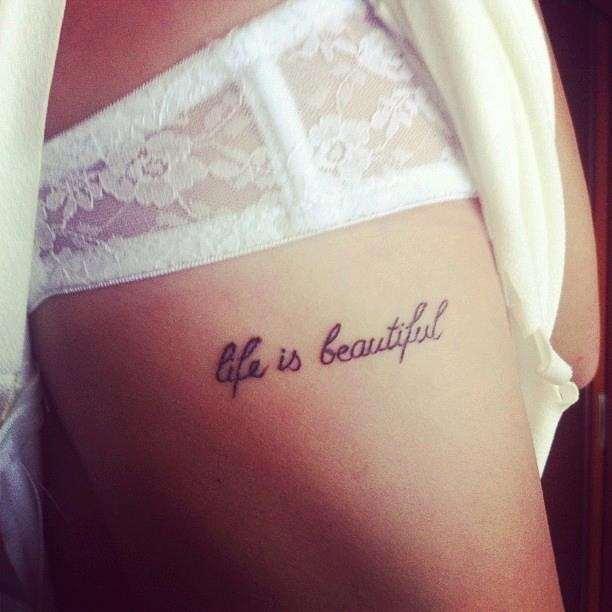 Tatuaggio con frase sulla bellezza della vita
