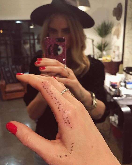 Tatuaggio con frase sulla mano