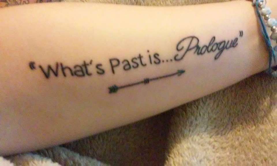 Tatuaggio con frase sulla vita e il passato