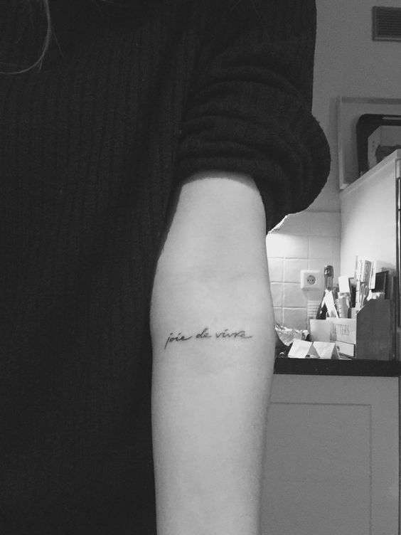 Tatuaggio con frase sulla vita in francese