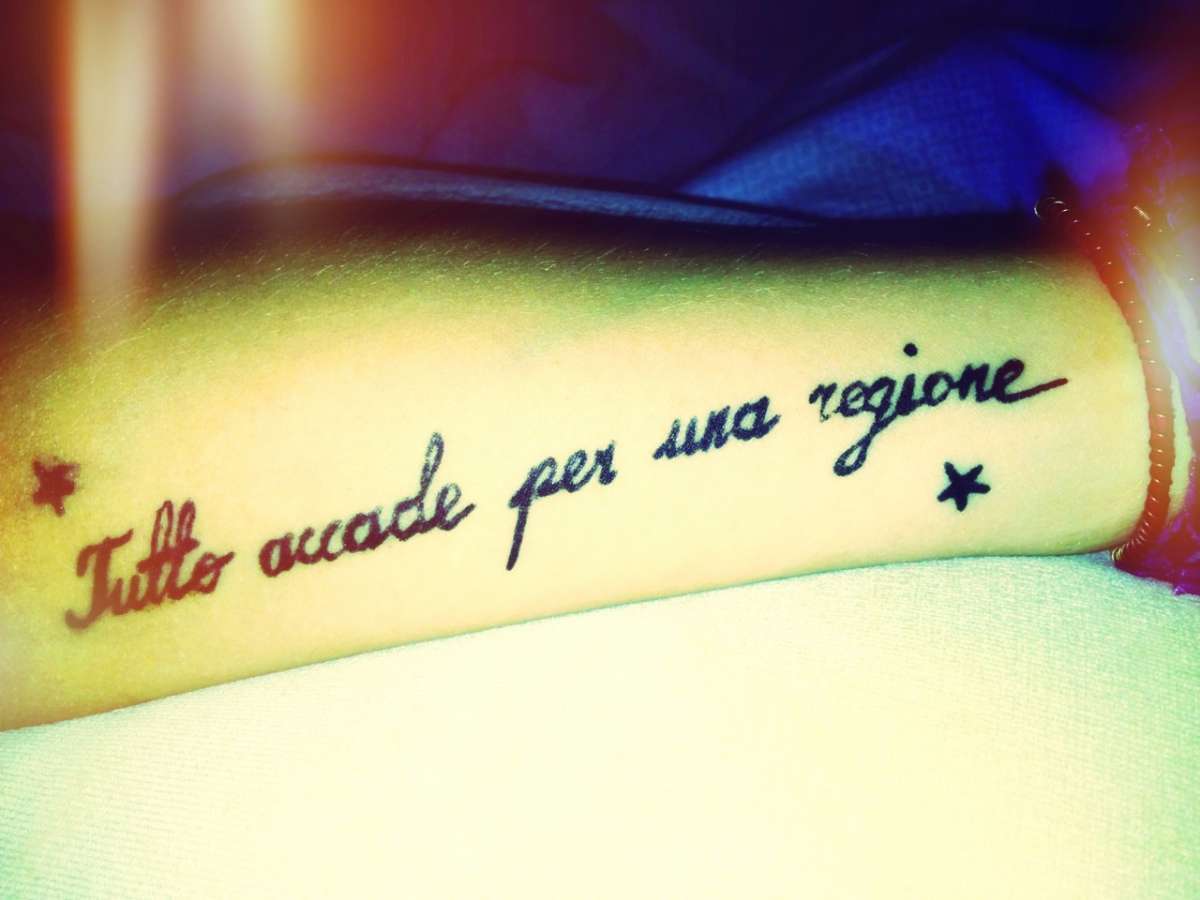 Tatuaggio con frase sulla vita in italiano