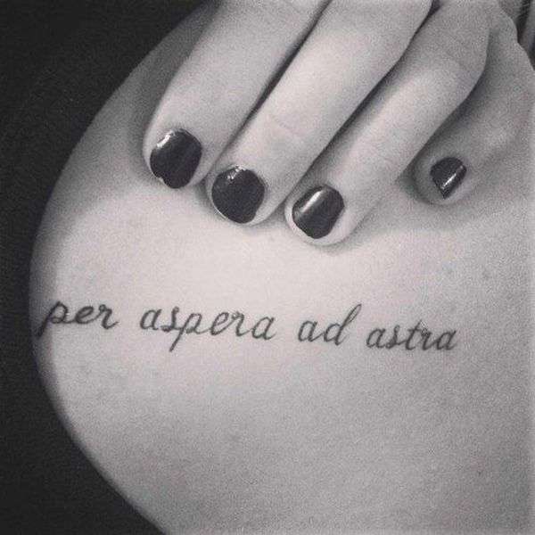 Tatuaggio con frase sulla vita in latino