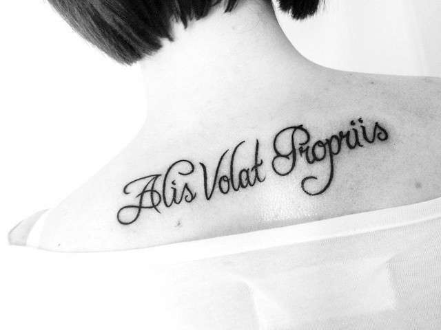 Tatuaggio con frase sulla vita in latino