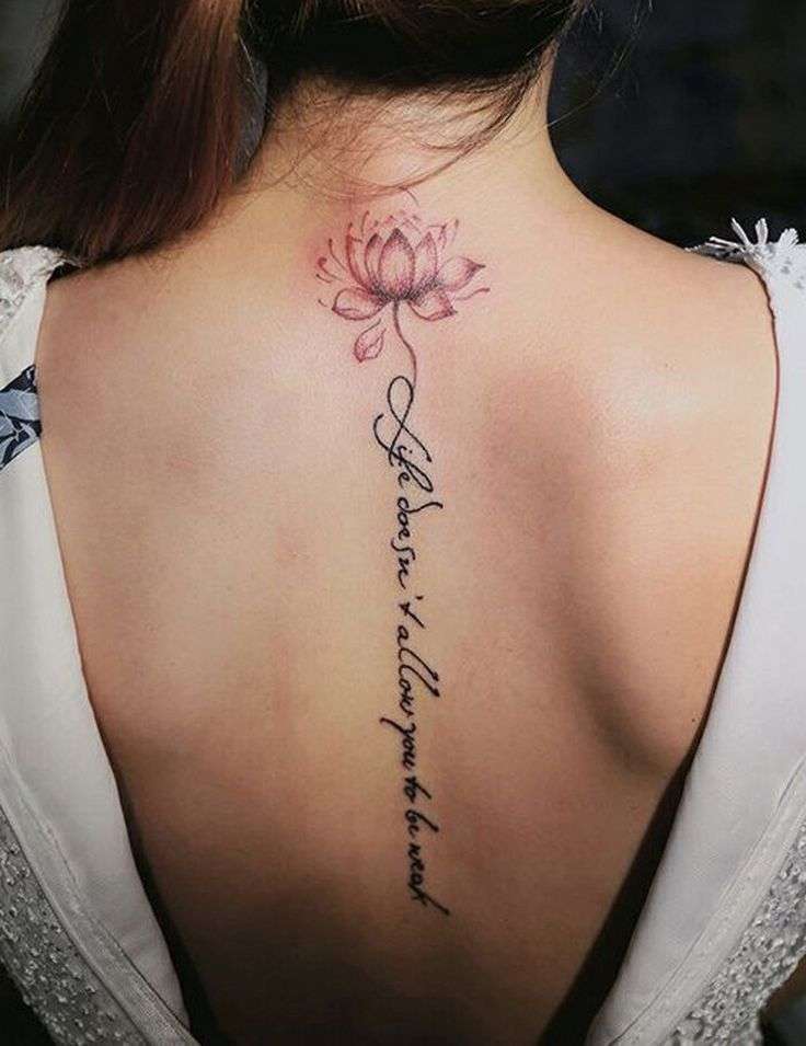Tatuaggio con frase sulla vita per la schiena