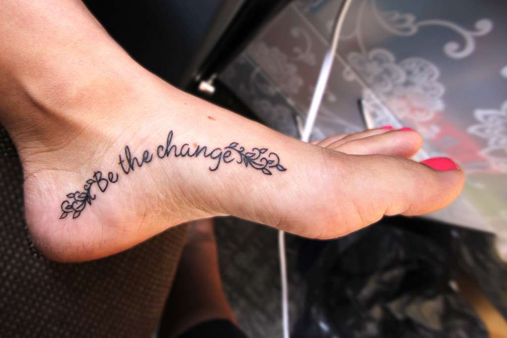 Tatuaggio sul piede con frase sulla vita
