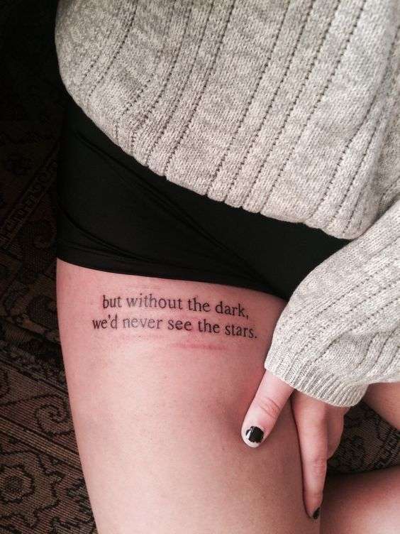 Tatuaggio sulla vita con frase in inglese