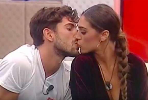 Un tenero bacio tra i due innamorati