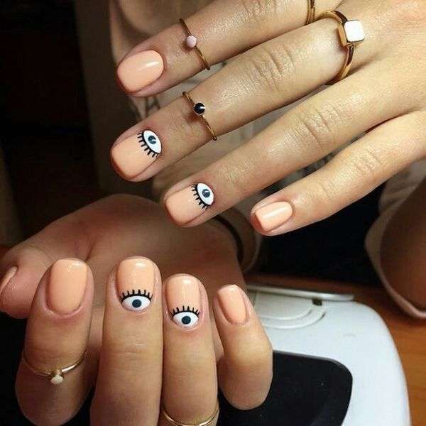 Unghie gel corte con nail art