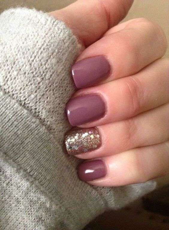 Unghie gel corte malva con glitter