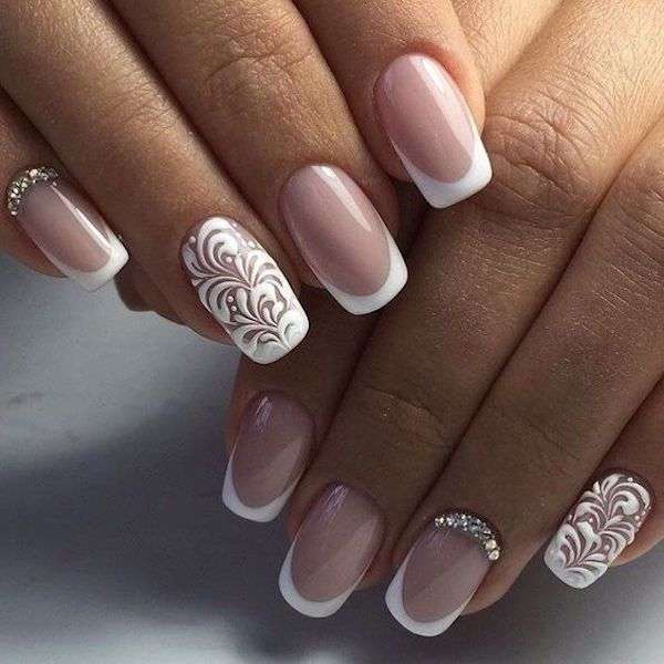 Unghie gel french con decorazioni bianche