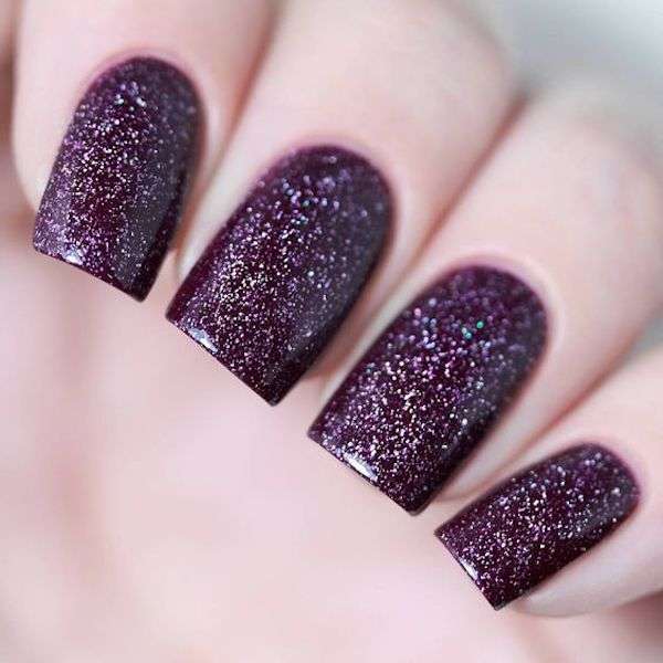 Unghie gel quadrate viola con glitter