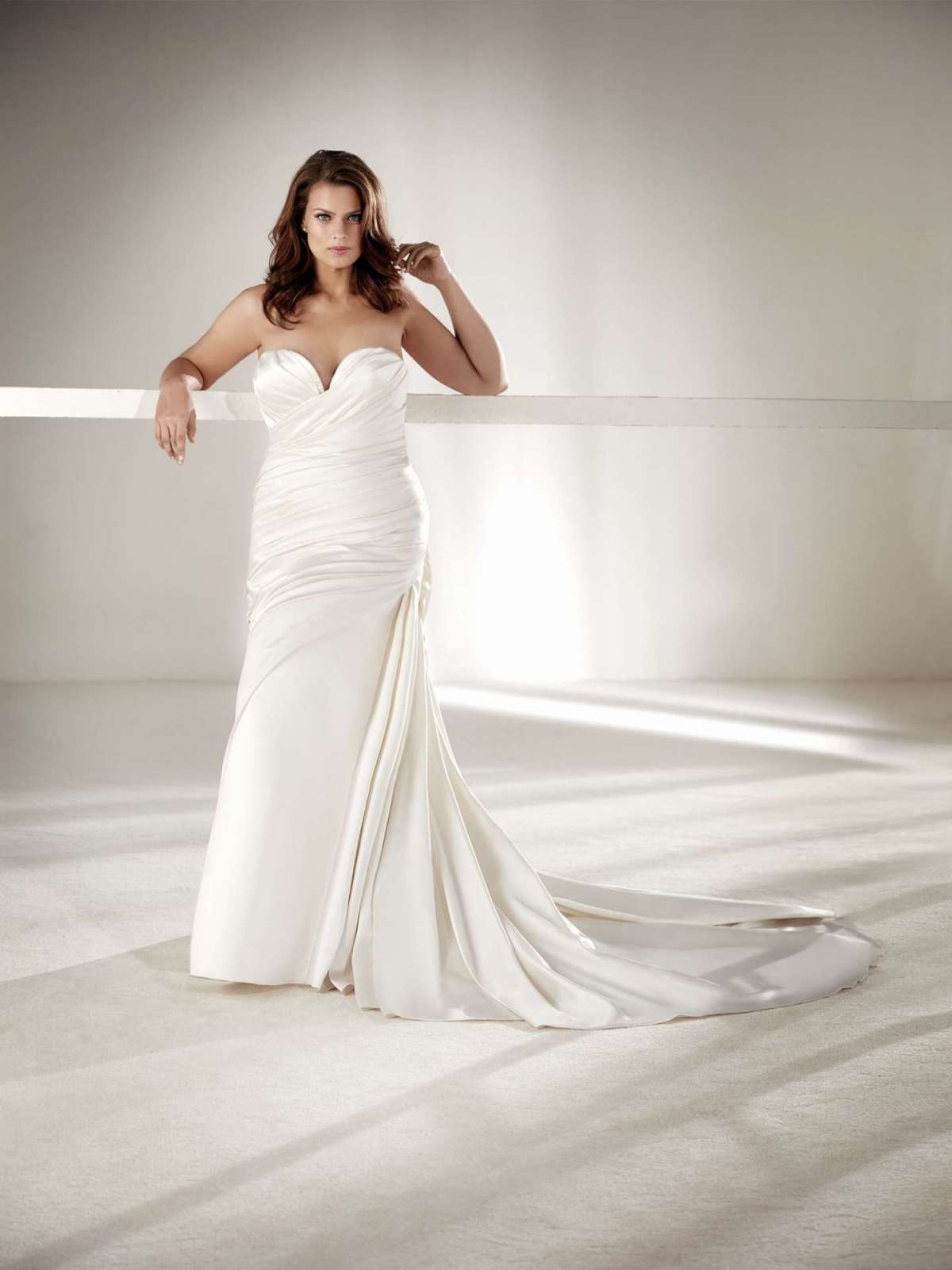 Abito a sirena con scollo a cuore Pronovias Plus