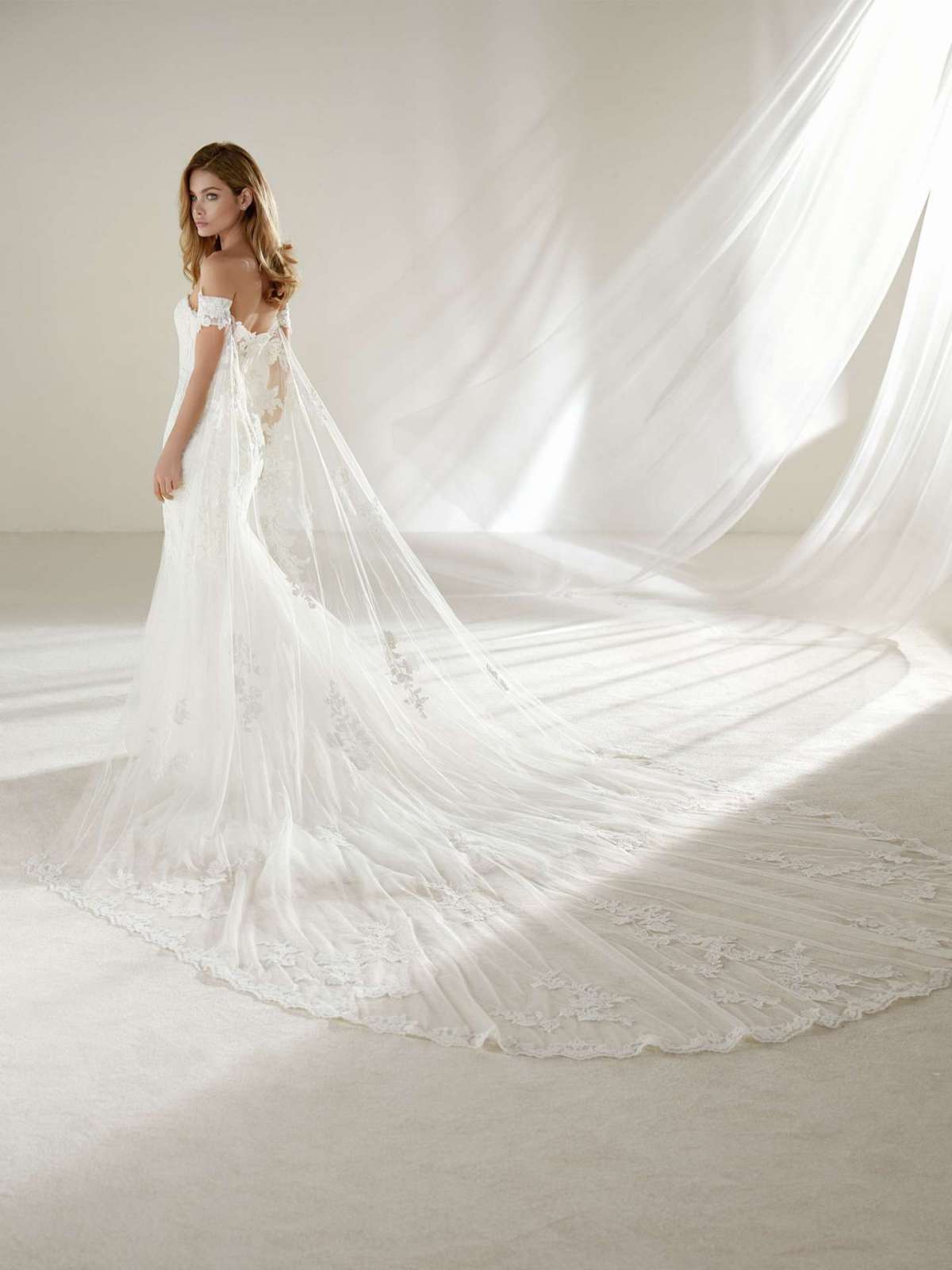 Abito a sirena con strascico Pronovias Petite