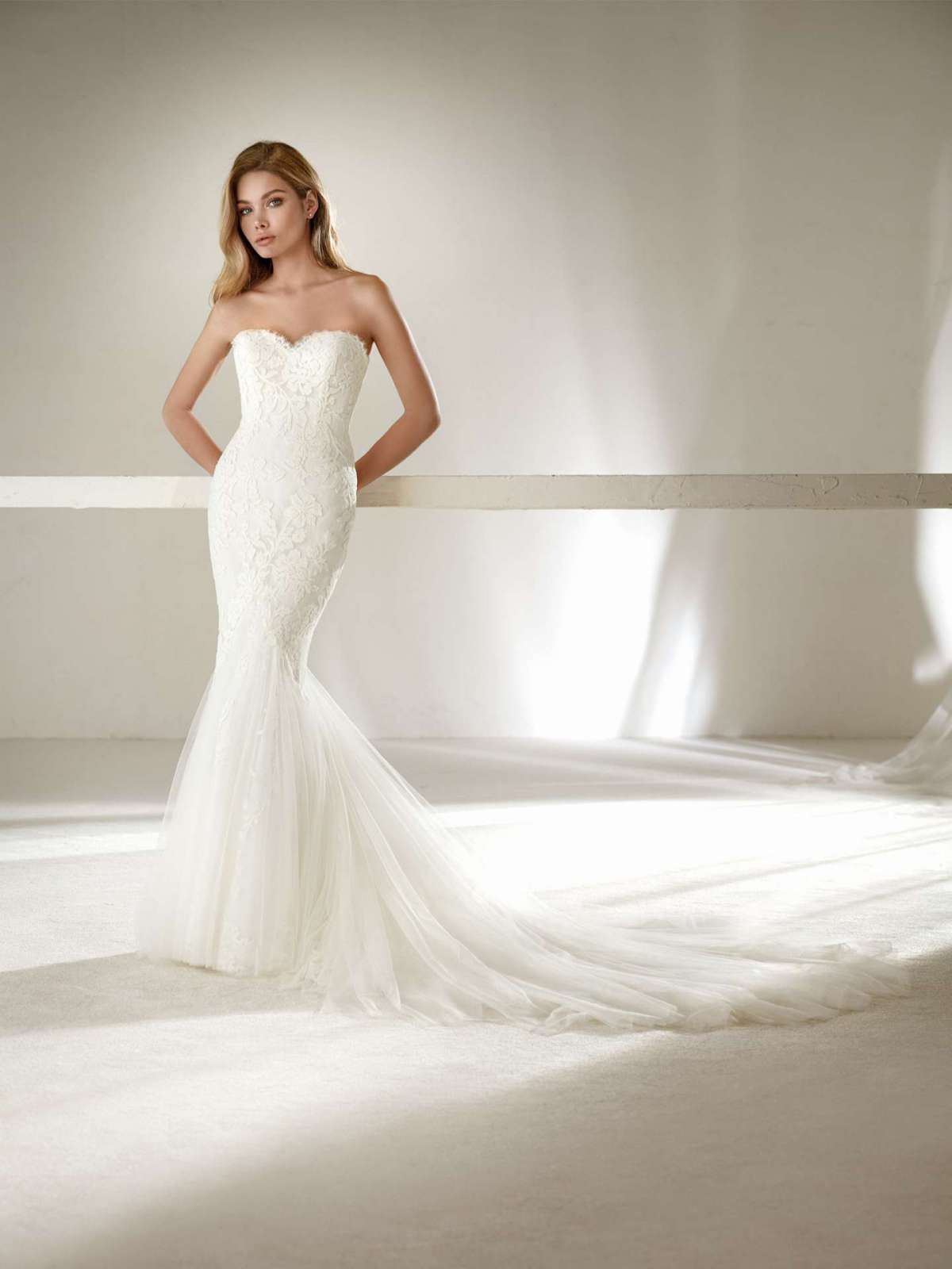 Abito da sposa a sirena con scollo a cuore Pronovias Petite