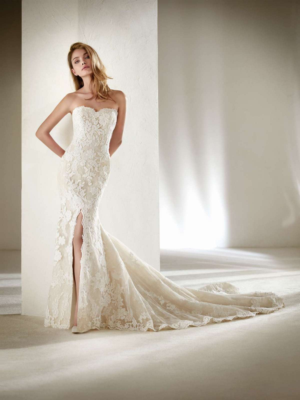 Abito da sposa a sirena con spacco Pronovias Petite