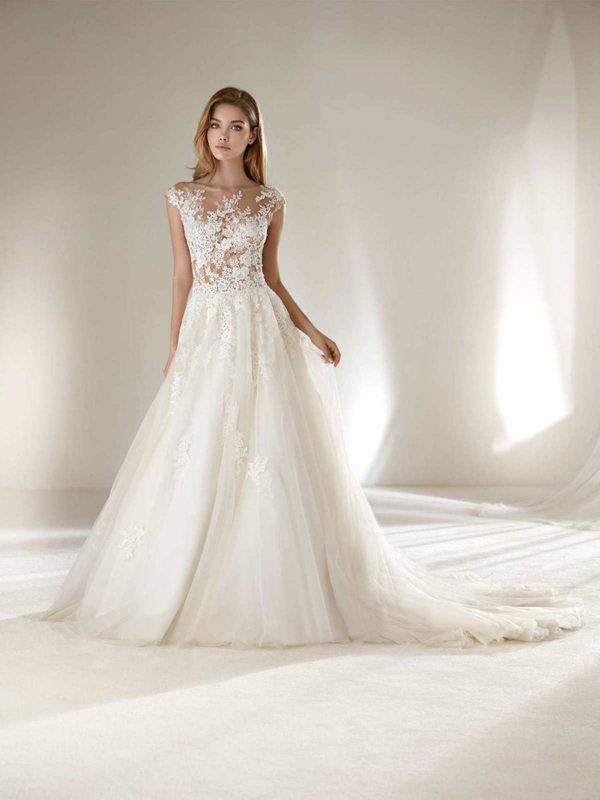 Abito da sposa ampio in pizzo e tulle Pronovias Petite