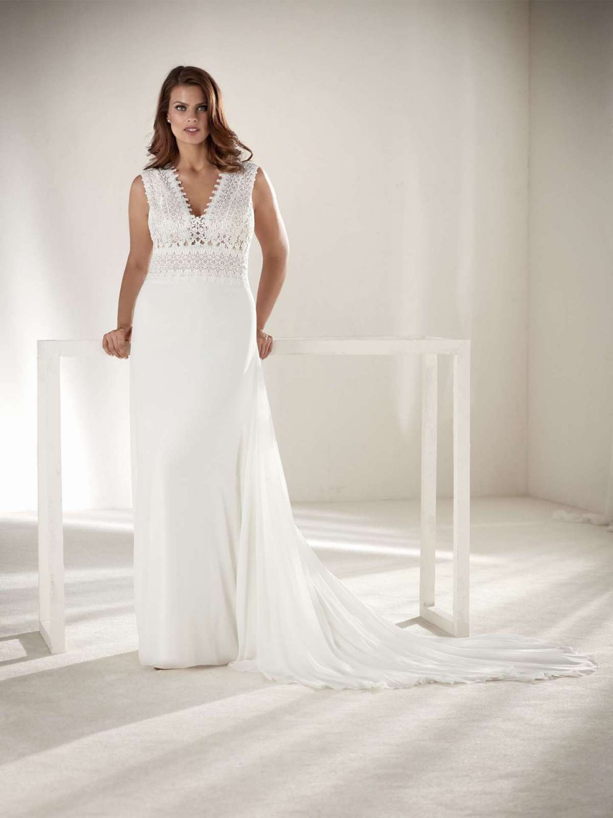 Abito da sposa boho chic in pizzo e chiffon Pronovias Plus