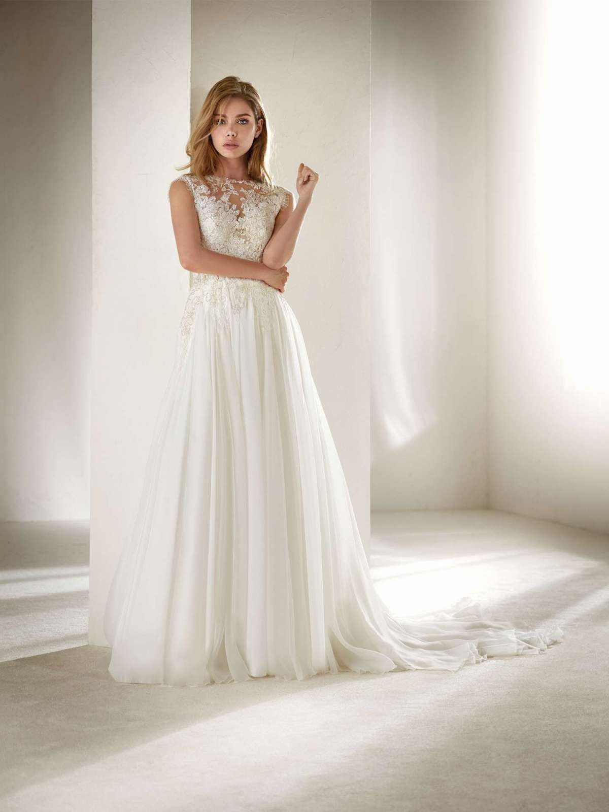 Abito da sposa in chiffon e pizzo Pronovias Petite