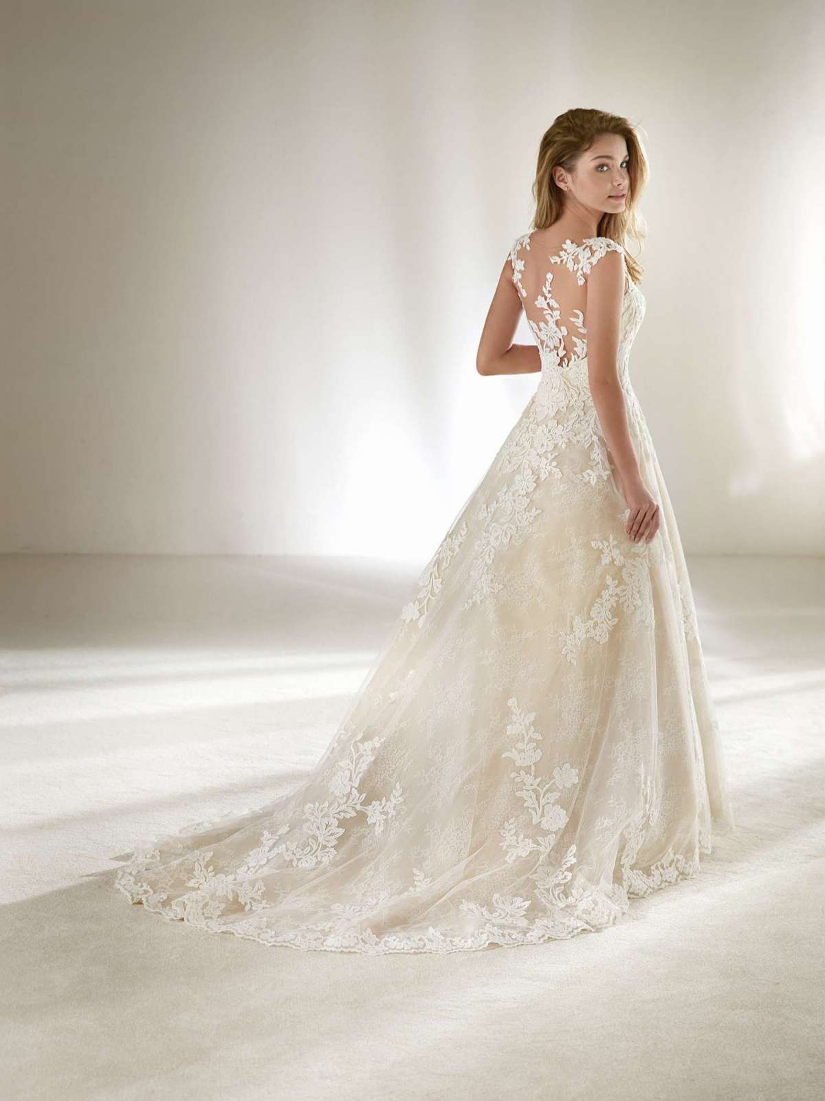 Abito da sposa in pizzo champagne e bianco