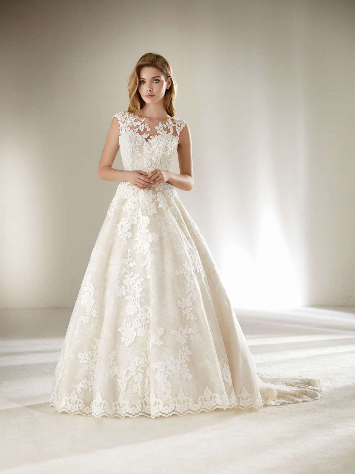 Abito da sposa in tulle e pizzo chantilly Pronovias Petite