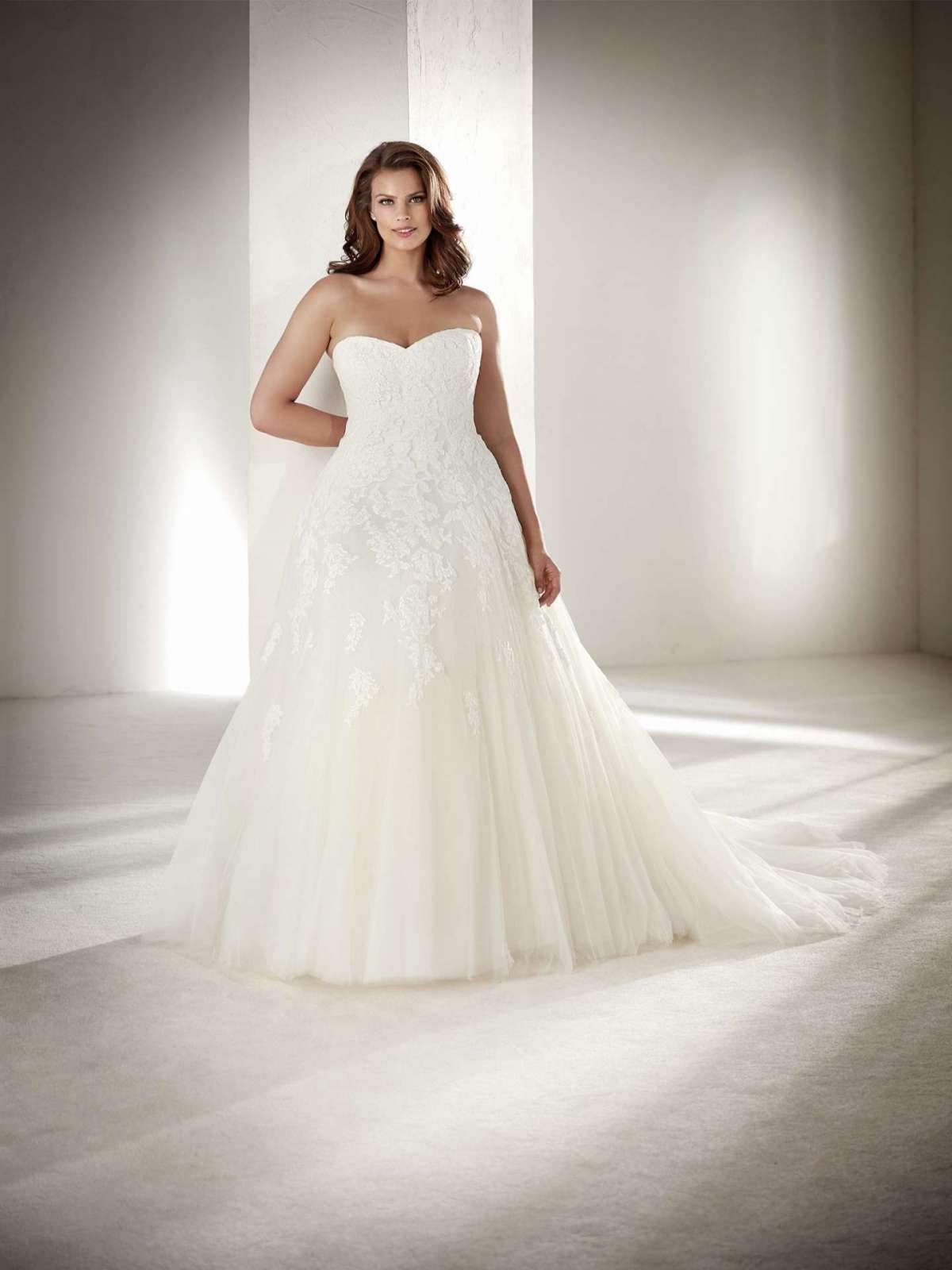 Abito da sposa in tulle per taglie comode Pronovias Plus