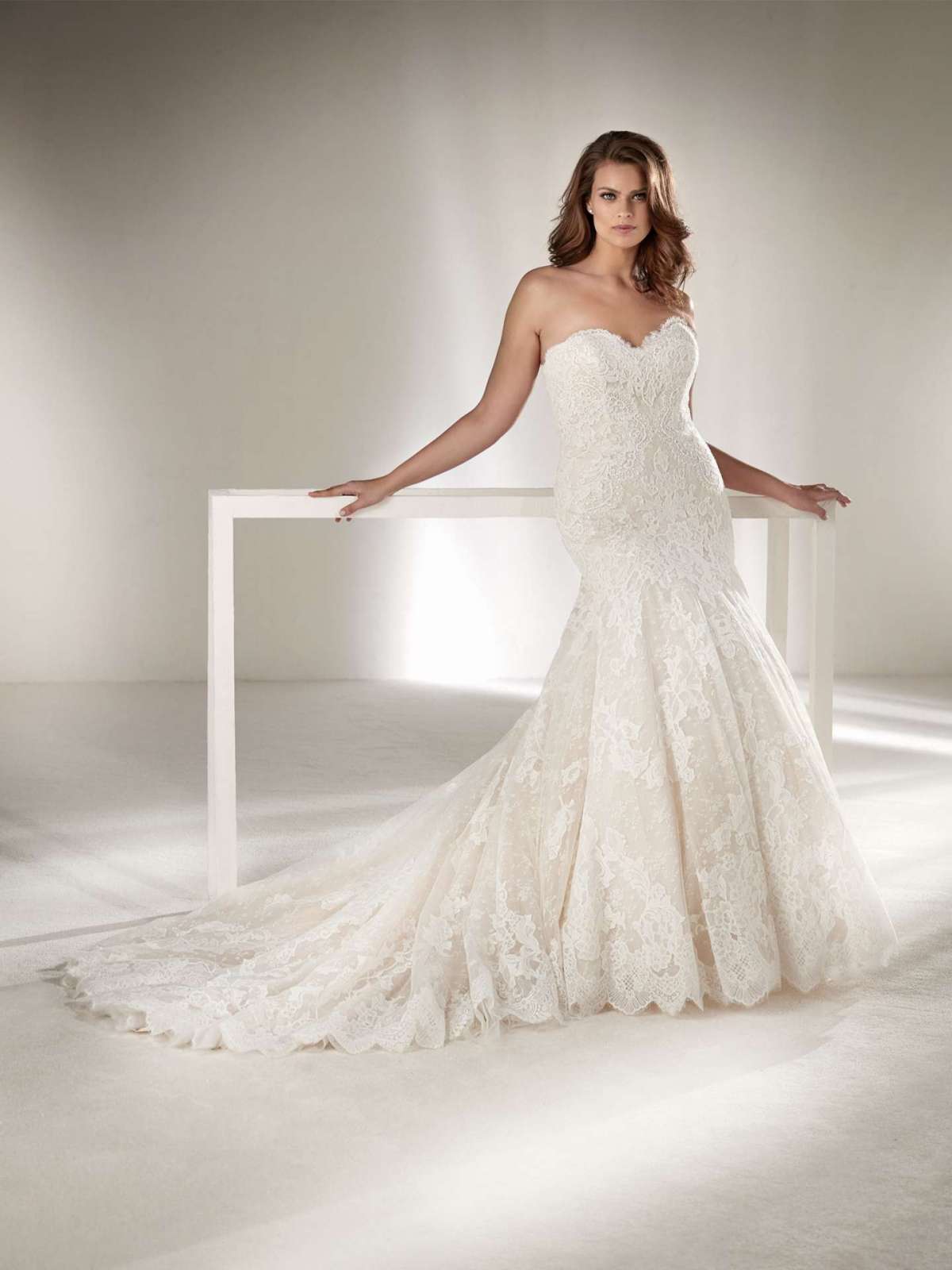 Abito da sposa per taglie forti in pizzo Pronovias Plus