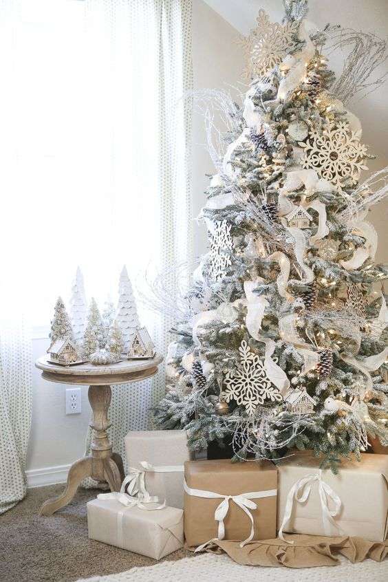 Albero di Natale bianco con decorazioni