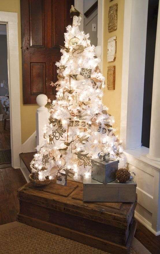 Albero di Natale bianco con luci