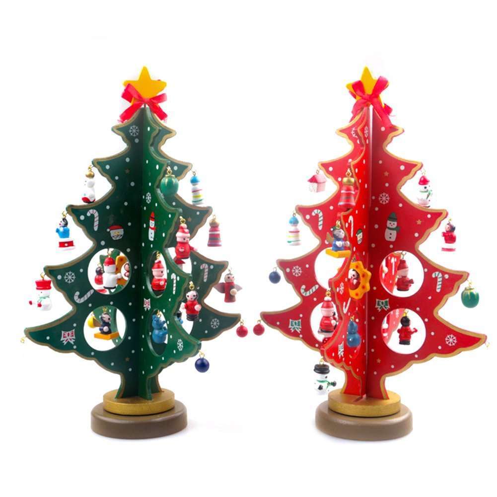 Albero di Natale di legno decorato