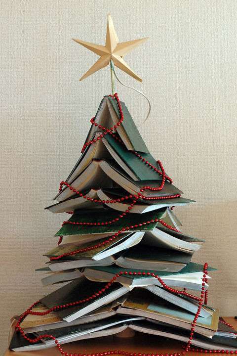 Albero di Natale fai da te con libri