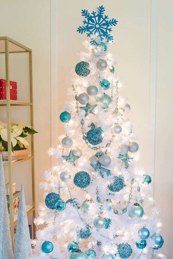 Albero di Natale in bianco e azzurro