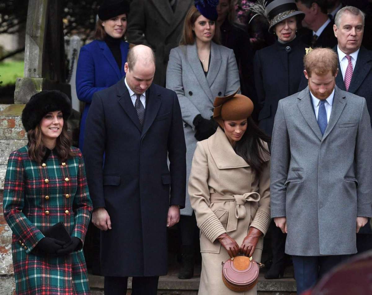 Kate e Meghan si inchinano alla Regina