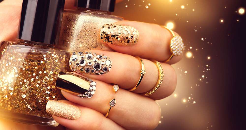 Nail art oro per le feste natalizie