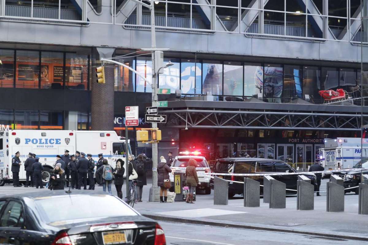 Polizia nella stazione dei bus a Manhattan