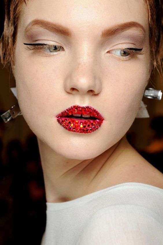 Rossetto rosso con strass per Capodanno