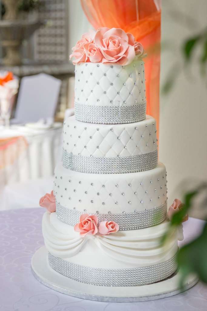 Torta elegante con rose e strass