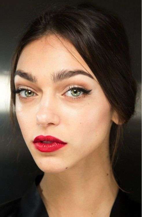 Trucco labbra rosse e cat eye