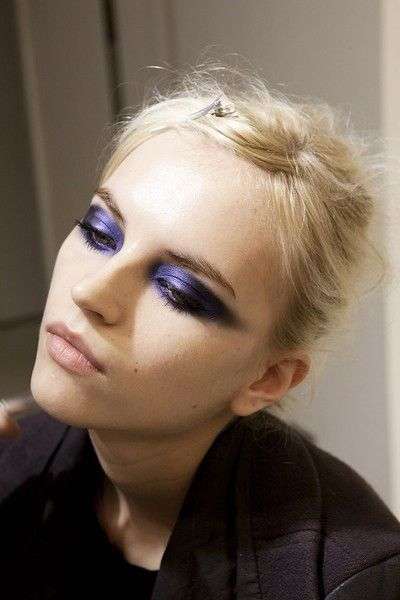 Trucco occhi Ultra Violet con labbra nude