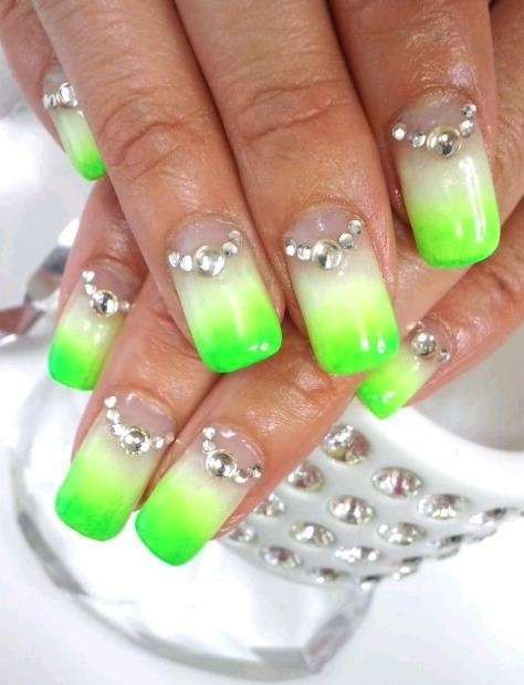 Unghie gel estive fluo in verde